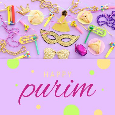 Purim kutlaması konsepti (Musevi karnaval bayramı) mor ahşap arka plan üzerine