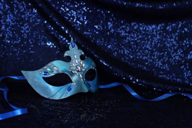 Zarif ve narin Venedik maskesinin mavi koyu arkaplan üzerindeki fotoğrafı