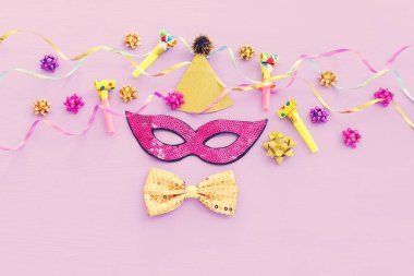 Mardi Gras 'nın maskeli pulların mor arkaplandaki resmi. Yukarıdan görünüm