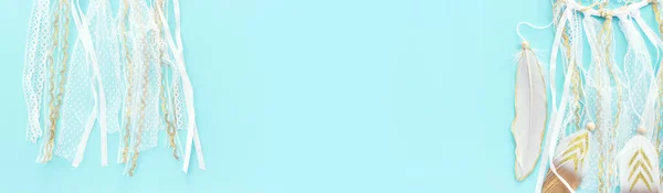 Pastel Mavi Arka Planda Beyaz Düş Kapanı Resmi Üst Görünüm — Stok fotoğraf