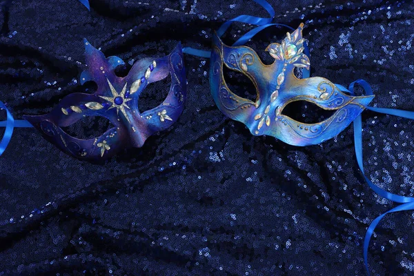 青の暗い背景の上にエレガントで繊細なヴェネツィアのマスクの写真 — ストック写真