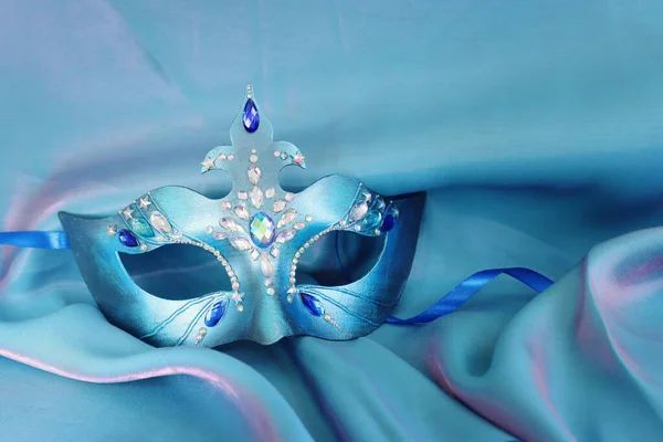 Foto Der Eleganten Und Zarten Venezianischen Maske Über Blauem Seidenhintergrund — Stockfoto