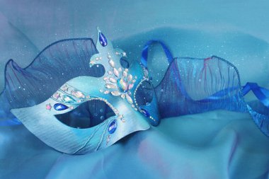 Mavi ipek arka planda zarif ve narin Venedik maskesi fotoğrafı