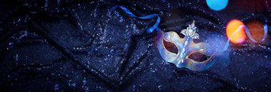 Zarif ve narin Venedik maskesinin mavi koyu arkaplan üzerindeki fotoğrafı