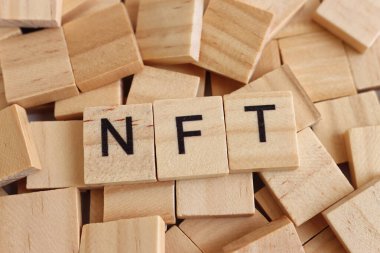 NFT yazılı ahşap küpler- ödenmez simge