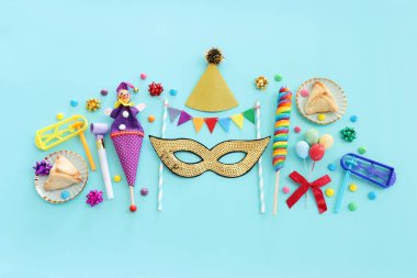 Purim kutlaması konsepti (Yahudi karnavalı tatili) mavi ahşap arka plan üzerine