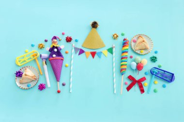 Purim kutlaması konsepti (Yahudi karnavalı tatili) mavi ahşap arka plan üzerine