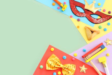 Renkli arka plan üzerine Purim bayramı konsepti (Yahudi karnaval tatili)