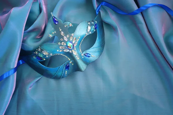 Foto Máscara Veneziana Elegante Delicada Sobre Fundo Seda Azul — Fotografia de Stock