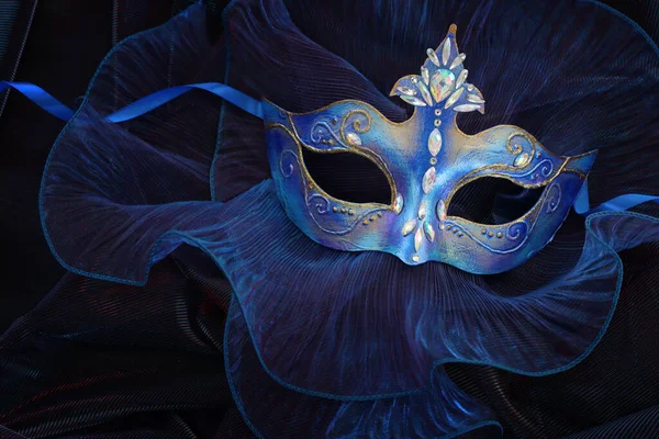 Foto Elegante Delicada Máscara Veneciana Sobre Fondo Azul Oscuro — Foto de Stock