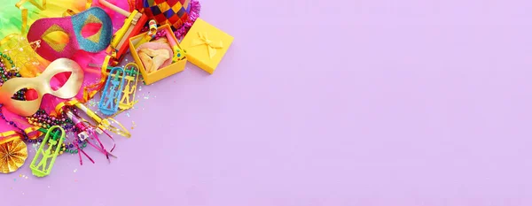 紫色の木製の背景に純粋なお祝いの概念 ユダヤのカーニバルの休日 — ストック写真