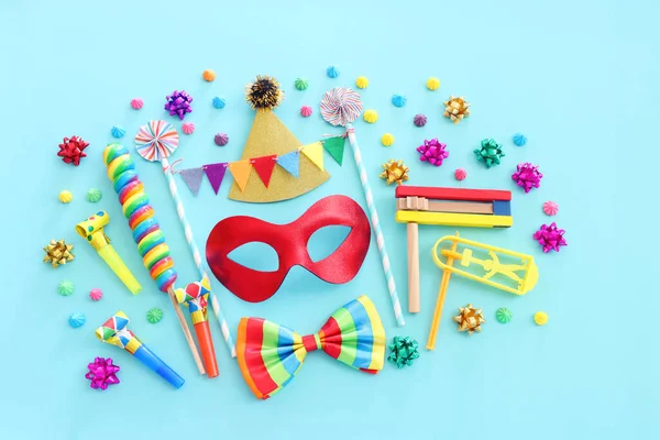 Conceito Celebração Purim Feriado Carnaval Judaico Sobre Fundo Madeira Azul — Fotografia de Stock