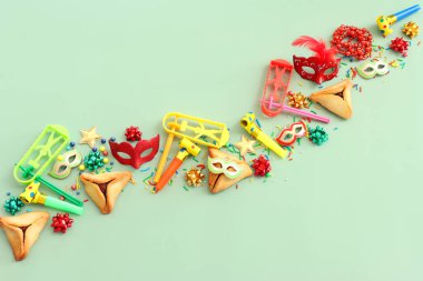 Yeşil arka planda Purim bayramı konsepti (Yahudi karnaval tatili). Üst manzara, düz uzanma