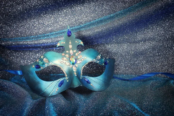 Foto Elegante Delicada Máscara Veneciana Sobre Fondo Azul Oscuro — Foto de Stock