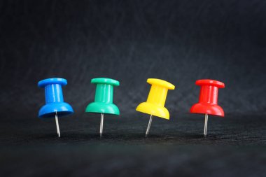 Siyah arkaplan üzerindeki raptiyelerin resmini kapat