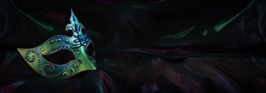 Zarif ve hassas Venedik maskesinin koyu arkaplanda fotoğrafı. Pankart