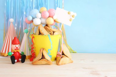 Ahşap masa üzerinde Purim bayramı konsepti (Yahudi karnavalı bayramı)
