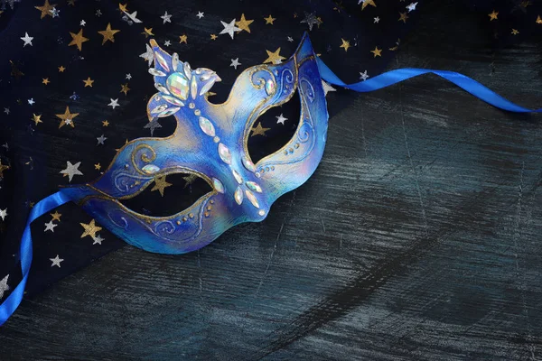 Foto Van Elegante Delicate Venetiaanse Masker Blauwe Donkere Sterren Achtergrond — Stockfoto