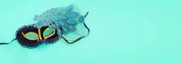 Foto Nero Elegante Pavone Maschera Veneziana Sfondo Blu — Foto Stock