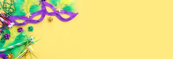 Sarı Arka Planda Mardi Gras Brezilya Karnaval Maskesi Tatili Görüntüsü — Stok fotoğraf