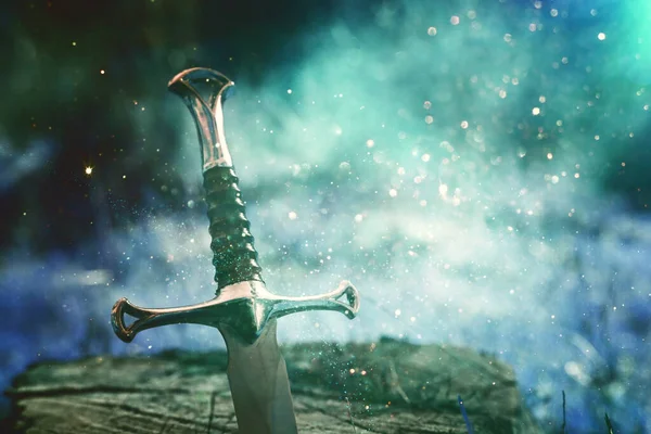 Misteriosa Mágica Foto Espada Prata Floresta Inglaterra Conceito Período Medieval — Fotografia de Stock
