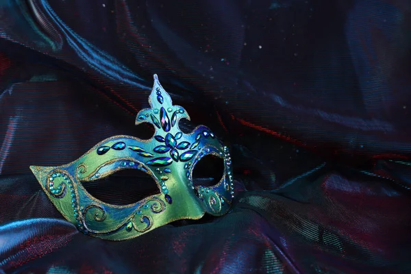 Foto Der Eleganten Und Zarten Venezianischen Maske Vor Dunklem Hintergrund — Stockfoto