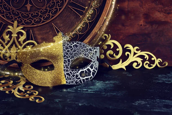 Arkaplanda Altın Sarısı Zarif Venedik Maskeli Siyah Bir Fotoğraf — Stok fotoğraf