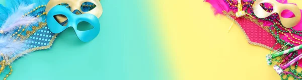 グラデーション青と黄色の背景にマスクアードカーニバルマスクの休日のイメージ 上からの眺め — ストック写真
