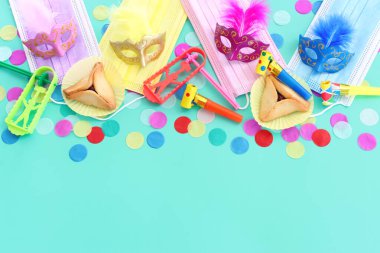 Purim bayramı konsepti (Yahudi karnavalı bayramı) mavi arka planda. Üst Manzara Düz Yat