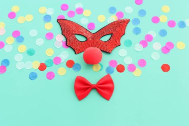 karnaval, parti ve Purim kutlama konsepti (Yahudi karnavalı bayramı) mavi arka plan üzerine