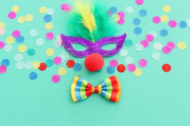 karnaval, parti ve Purim kutlama konsepti (Yahudi karnavalı bayramı) mavi arka plan üzerine