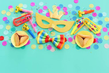 Purim bayramı konsepti (Yahudi karnavalı bayramı) mavi arka planda. Üst Manzara Düz Yat