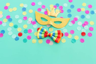 karnaval, parti ve Purim kutlama konsepti (Yahudi karnavalı bayramı) mavi arka plan üzerine