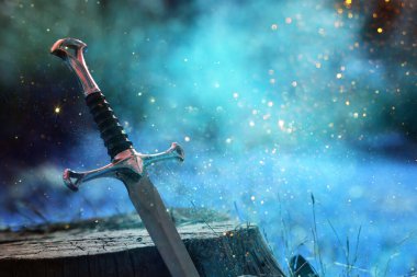 İngiltere ormanlarındaki gümüş kılıcın gizemli ve sihirli fotoğrafı. Ortaçağ konsepti