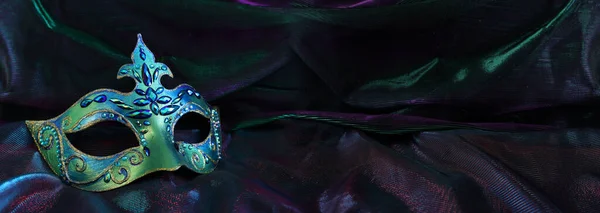 暗い背景にエレガントで繊細なベネチアンマスクの写真 — ストック写真