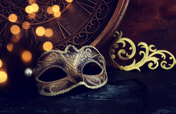 Foto Von Schwarz Mit Gold Elegante Venezianische Maske Über Grunge — Stockfoto