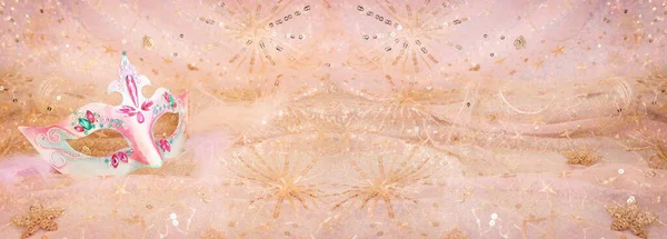 Foto Von Eleganten Und Zarten Venezianischen Maske Über Rosa Pailletten — Stockfoto