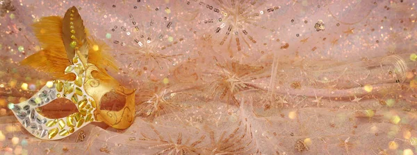 Фото Изящной Нежной Венецианской Маски Розовом Блёстке Шифона Блестящем Фоне — стоковое фото