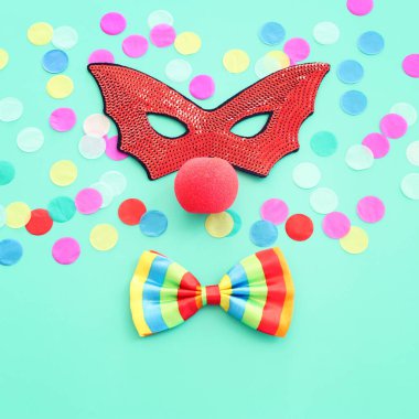 karnaval, parti ve Purim kutlama konsepti (Yahudi karnavalı bayramı) mavi arka plan üzerine