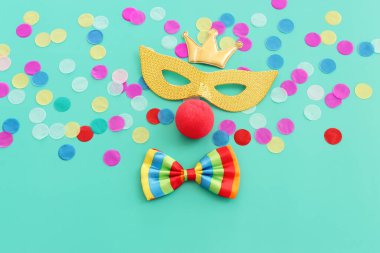 karnaval, parti ve Purim kutlama konsepti (Yahudi karnavalı bayramı) mavi arka plan üzerine