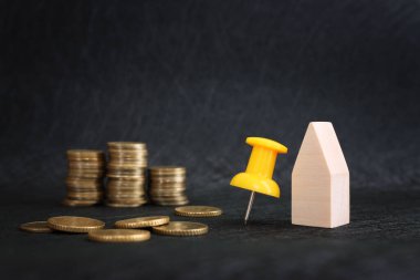 Para yığını ve pin 'i siyah arkaplan üzerine it