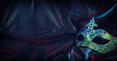 Zarif ve hassas Venedik maskesinin koyu arkaplanda fotoğrafı. Pankart