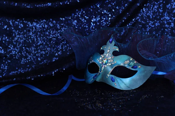 Foto Máscara Veneziana Elegante Delicada Sobre Fundo Azul Escuro — Fotografia de Stock