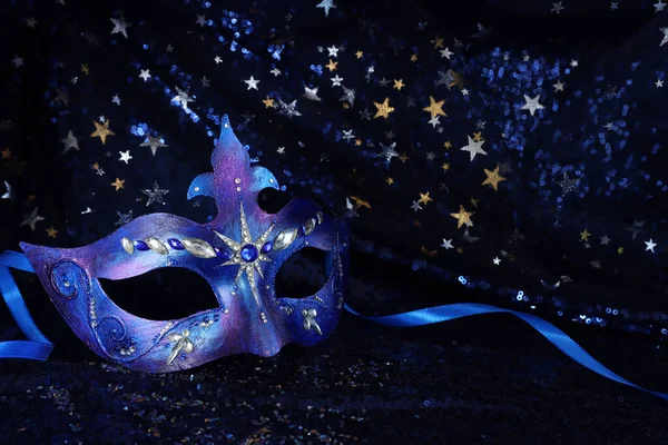 Foto Von Eleganten Und Zarten Venezianischen Maske Über Blauen Dunklen — Stockfoto
