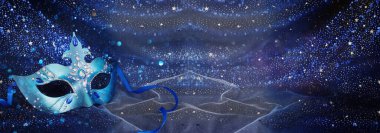 Mavi siyah yıldızların arka planında zarif ve narin Venedik maskesinin fotoğrafı