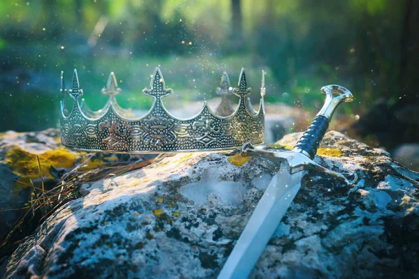 在英格兰森林里 有一张神秘而神奇的银王冠和剑在石头上的照片 中世纪的概念 — 图库照片