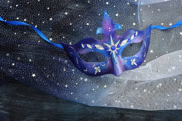 Foto Máscara Veneziana Elegante Delicada Sobre Azul Estrelas Escuras Fundo — Fotografia de Stock