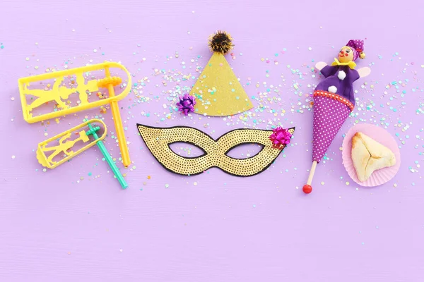 Conceito Celebração Purim Feriado Carnaval Judaico Sobre Fundo Madeira Roxo — Fotografia de Stock