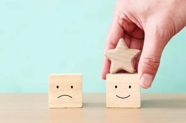 Hand Vasthouden Kubus Met Gelukkig Gezicht Concept Van Geluk Emotie — Stockfoto