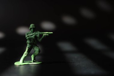 Karanlık arka planda oyuncak askerlerin görüntüsü